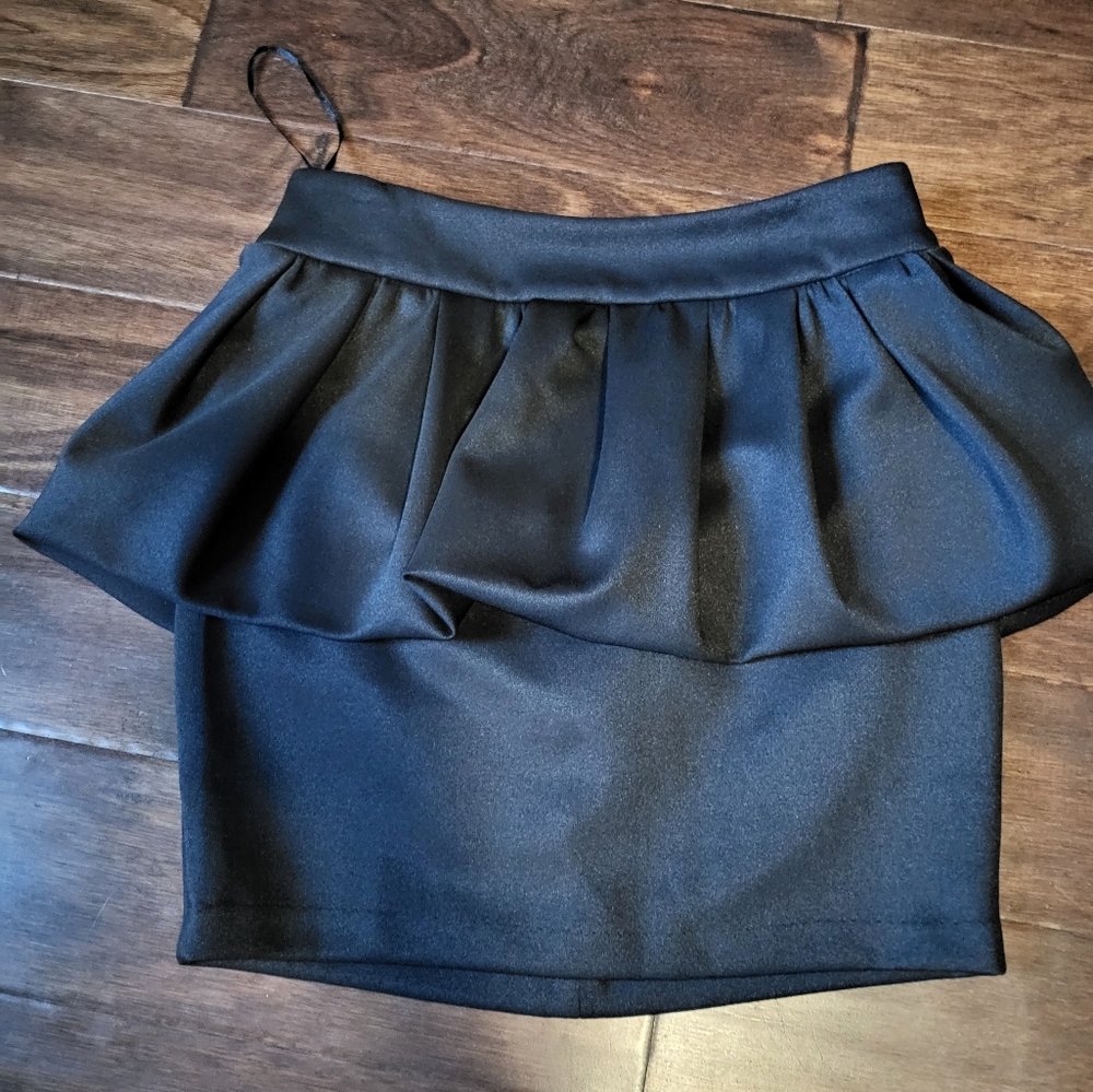 Haute Hanger tulip mini skirt sz med